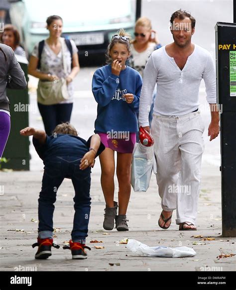 Jude Law Avec Sa Fille Iris Et Son Fils Rudy Marcher Dans Primrose Hill