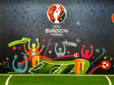 „das logo besteht aus zwei blüten, die jeweils eine gastgebernation repräsentieren sollen, und einem ball in zentraler position zur. Offizielles Logo Der UEFA-Europameisterschaft 2016 In ...