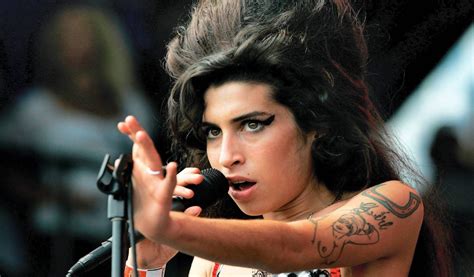 Amy Winehouse Singing 1024 X 600 Widescreen Wallpaper
