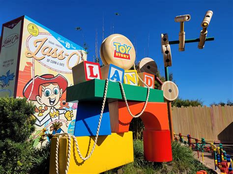 How much did toy story land cost to build - kobo building