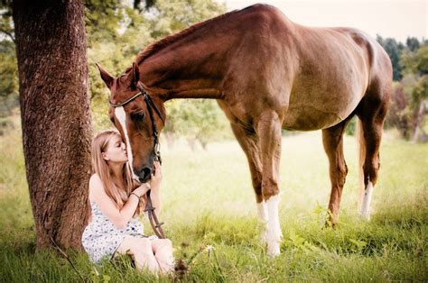 Freundschaft Und Verbundenheit Zwischen Einer Jungen Frau Mädchen Und Ihrem Pferd Foto