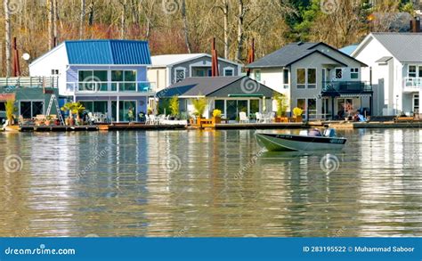 Waterfront Oasis: Floating Homes on the Willamette River, Portland