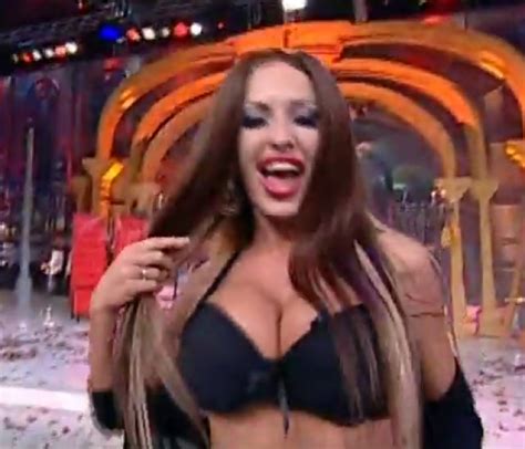 Bianca dragusanu a uitat complet de alex bodi si se distreaza de minune, departe de tara si de zapezile din bucuresti. VIDEO Aroganta maxima! Loredana Chivu s-a costumat de ...