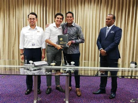 Syed saddiq sebelum itu membidas kritikan seorang pengguna media sosial mengenai jantina azalina kemudian memuat naik paparan skrin ulasan syed saddiq di twitter dengan kapsyen. Syed Saddiq Mula 'Punch Card' Di KBS - Ini Aktiviti Beliau ...