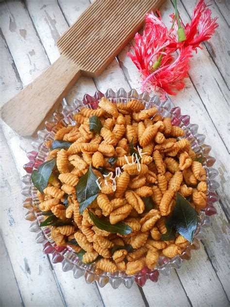 Ambil sedikit adunan dan lenyekkan di atas acuan kuih siput. KUIH SIPUT | Fiza's Cooking