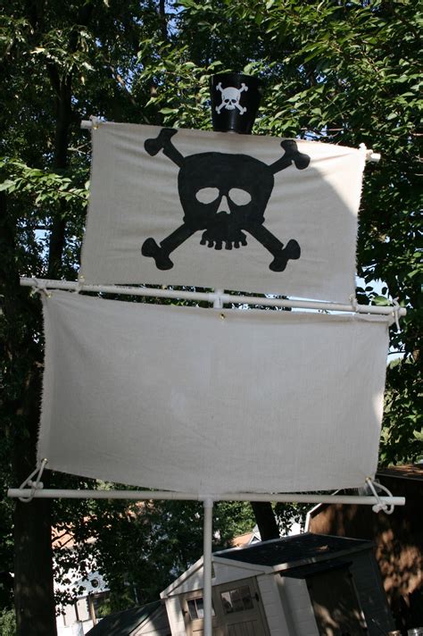 Make this pirate puppet then extend the fun and put on a pirate puppet show. cutebugdesigns: Pirate Party Decor