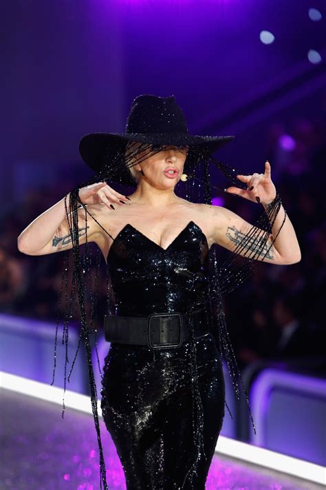 Lady Gaga Wore A 1 Million Hat At The 2016 Victoria S Secret Fashion Show Glamour