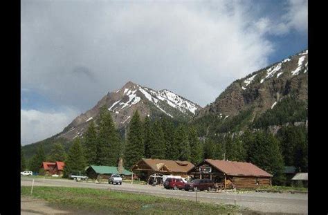 This 1,550 square foot cabin comfortably sleeps up to nine guests and features: Lamar Valley Cabins One Bedroom | Lamar valley, Favorite ...