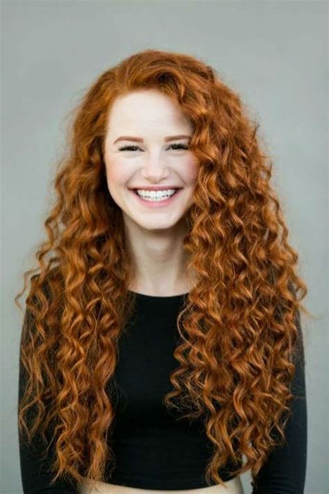 Coiffure cheveux bouclés : les coupes qui frisent la perfection | Red