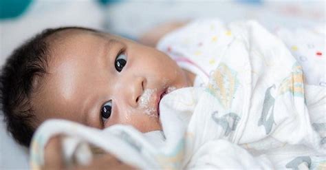 Bagaimana cara untuk menyendawakan bayi yang habis menyusui? Bayi sering gumoh dan cegukan, apakah hal itu normal ...