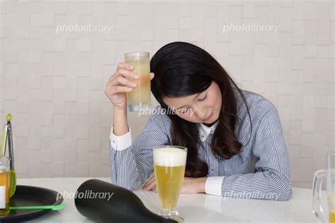 酒に酔った女性 写真素材 5850967 フォトライブラリー Photolibrary