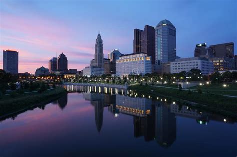 It was in the columbus museum of art. Columbus Ohio Skyline Bij Zonsondergang Stock Foto ...