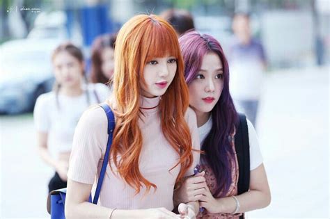 Begitu masuk, jang hansol dan amel disambut banyak pilihan donat yang dipajang di lemari kaca. Foto Blackpink Jisoo Dan Lisa - Info Korea 4 You