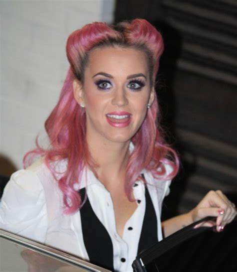 Photos Katy Perry La Pin Up Aux Cheveux Roses émeut Le Public Anglais
