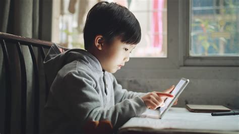 5 Sneaky Things That Are Making Your Kid Addicted To Screens