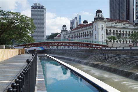 Officially opened in 1909 and built on the first malay burial ground. Masjid Jamek de Kuala Lumpur - Viajeros por el Mundo