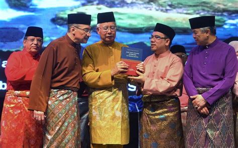 Taat pada petuah, setia pada sumpah, mati pada janji, melarat karena budi. 7 Tahun kaji asal-usul sejarah Melayu, Najib Razak ...