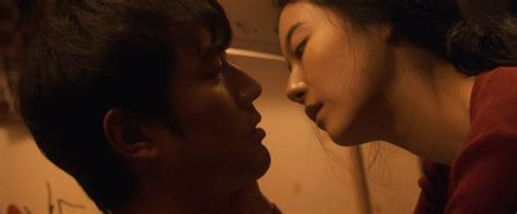 Filmde ise bir adam ile sevgilisinin ıssız bir adada yaşadıkları konu alınıyor. HanCinema's Film Review "Deep Trap" @ HanCinema :: The ...