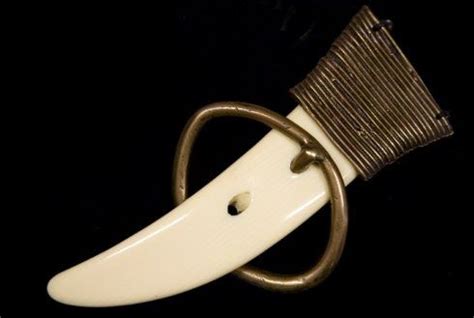 Leather is worn but no rips. fibbia dente di squalo | Fibbie, Cinture, Moda