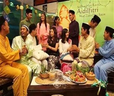Hari raya puasa is one of the traditional cultures for all the malaysian and singapore people which are observed during the festivals of ramadan. Paling Baru Hari Raya Festivals In Malaysia - Handoko Blog's