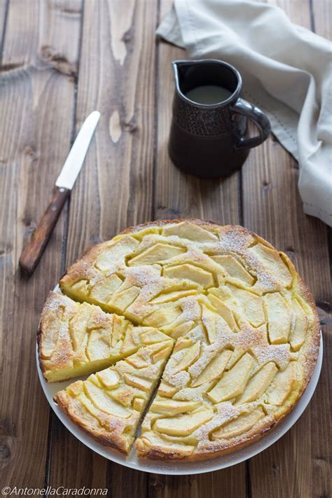 Profumate con la scorza di limone grattugiata e unite la farina e il lievito setacciati. Crostata morbida con crema pasticcera e mele-dolce da forno