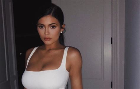 Kylie Jenners Insecure About Her Stretch Marks And Post