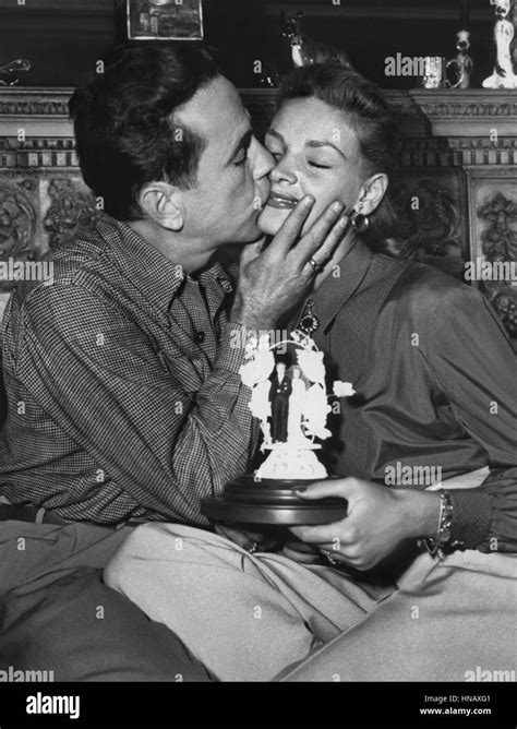 Humphrey Bogart Lauren Bacall Kiss Black And White Stock Photos