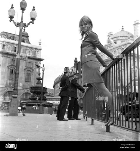 Mini Skirt 1960s Immagini E Fotografie Stock Ad Alta Risoluzione Alamy