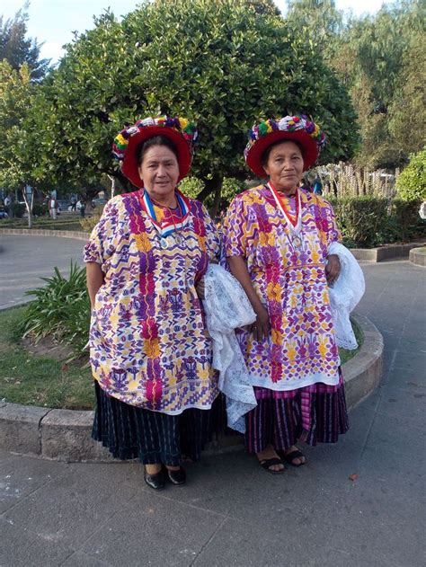 Dos hermosas señora portando el Bellisimo traje tipico de Quetzaltenango Guatemala Trajes