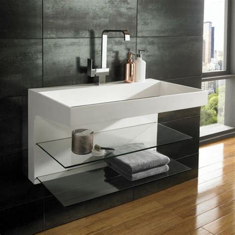 Eine moderne und gleichzeitig zeitlose lösung für ein modernes waschbecken in einem badezimmer plante das architekturbüro von k6 architekten in ein wohnhaus ein. Wandverkleidung aus grauen Wandpaneelen, Wandregale aus ...