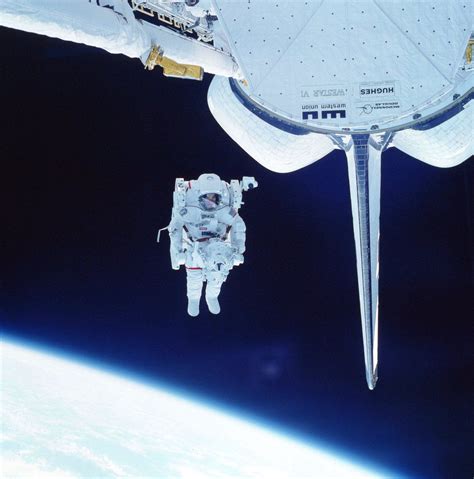 Astronaut Bruce Mccandless Becomes To The First Human To Fly Untethered