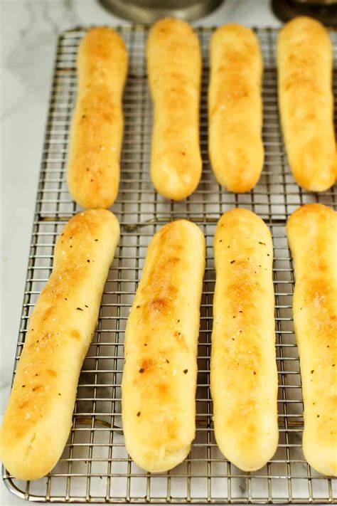 Copycat Olive Garden Breadsticks Karens Kitchen Stories