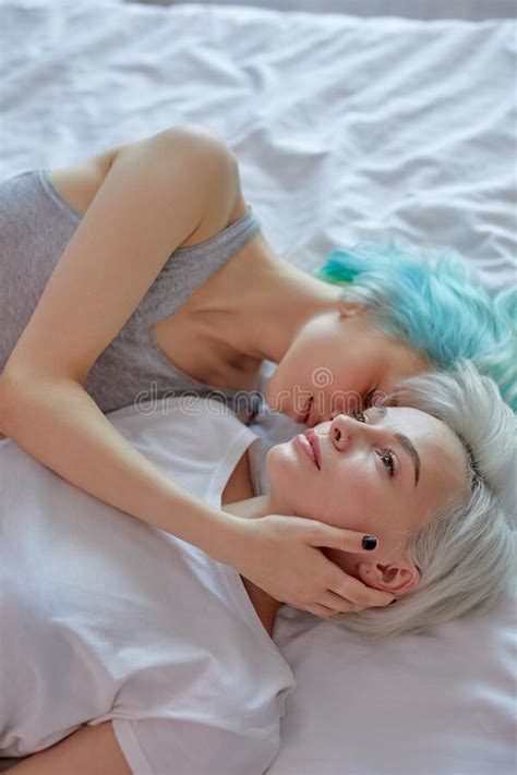 Concepto Lgbt Vista Superior Dos Hermosas Lesbianas Sexy En Cama Abrazándose Y Besándose Foto