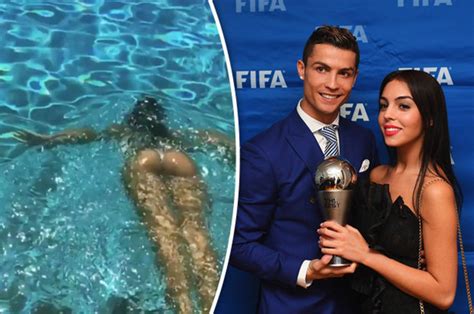 Cristiano Ronaldos Girlfriend Pics Georgina Rodriguez In Outrageous Booty Holiday Snaps