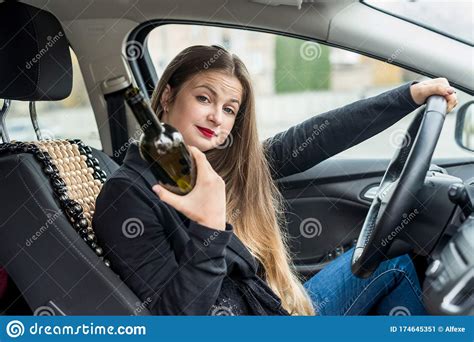 Mujer Borracha Con Botella De Alcohol Sentada En El Auto Imagen De