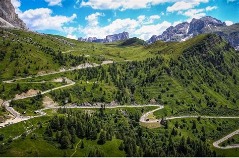 The distinctive rock formation at the pass, and the fantastic views of the dolomites has also made it very popular with cycle tourists and hikers. Alleghe nach Cortina D'Ampezzo durch Passo Giau