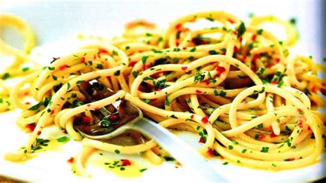 Today i hand over the baton to ellen. Aglio, Olio E Peperoncino | Vegetarian Pasta Recipe - RecipeMatic