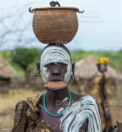 Woman From Mursi Tribe Mago National Park Omo Valley Ethiopia 照片檔及更多