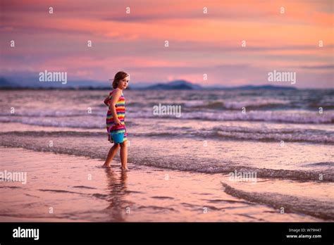 Niño Jugando En La Playa Kid Saltando En Las Olas Al Atardecer Mar
