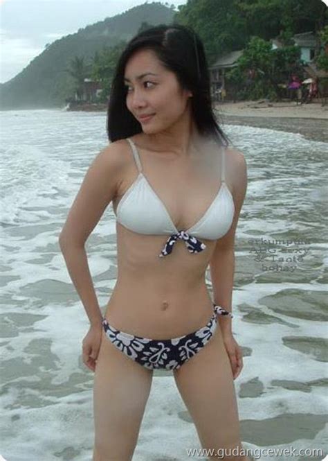 Cewek Berpose Di Pantai Dengan Bikini Kumpulan Foto