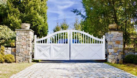 Great Detail Along The Arch Of This Wooden Farmhouseranch Driveway