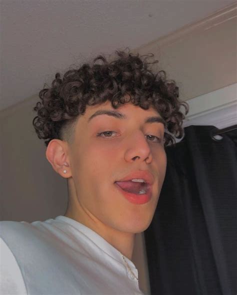 This cute, curly undercut hairstyle features long curls on top and shorter curls on the sides. Pin by Itzelhernandez on BOY ♡ in 2020 | Curly hair men ...