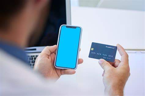 Mand Hand 신용 카드 및 전화 화면 마케팅 광고 및 데스크에서 로고 브랜딩을 위한 모형 공간 남성 손 모바일 스마트폰 및