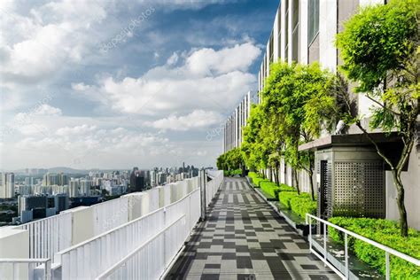 Amazing Rooftop Garden In Singapore Outside Terrace With Park — Stock