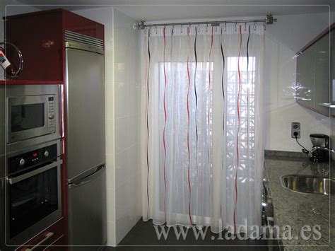 Enmarca tus ventanas, protégete del sol y pon tu toque personal con nuestra colección de cortinas, persianas y estores. Cortina en cocina moderna con barra de acero | Flickr ...