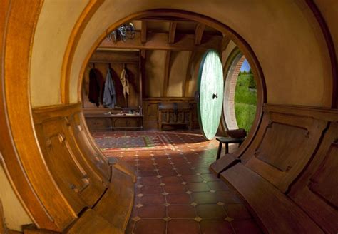 Looking exactly like where you would imagine bilbo baggins would sleep, the hobbit hole bedroom would make any hobbit feel at home. Pin by Zohreh on Pool bedroom (2020) | Hobbit house ...