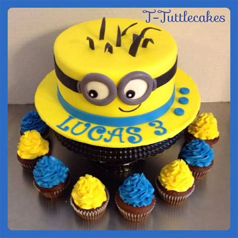 Minion birthday cake with my child name on it to celebrate and make them happy on their birthday. FESTA MINIONS - 50 Ideias de decoração dos Minions