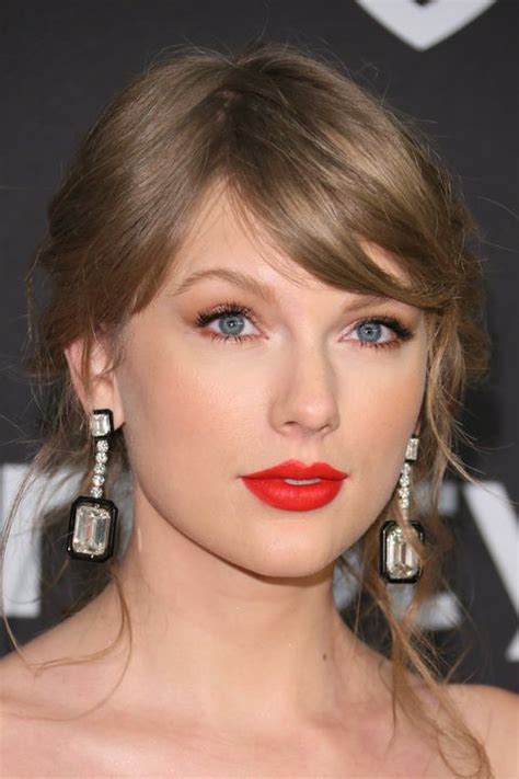 Every One Of Taylor Swift S Award Winning Hair And Make Up Looks