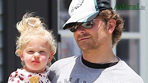 Bradley Cooper e la figlia Lea a Halloween vestiti da befana