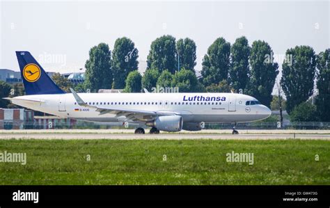 Airbus A320 Side View Stock Photo Alamy